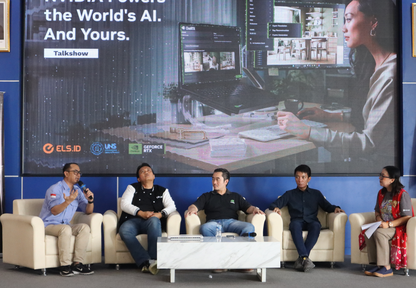 Surakarta, 14 Oktober 2025 — Aula Gedung C MIPA UNS menjadi saksi gelaran inspiratif bertajuk “NVIDIA Powers The World’s AI And Yours”, yang diselenggarakan oleh Program Studi D3 Teknik Informatika Sekolah Vokasi UNS bekerja sama dengan ELS.ID. Acara ini menghadirkan pakar-pakar dari NVIDIA, Lenovo, Gaptech.ID, serta dosen pakar Ai dari Teknik Informatika UNS.